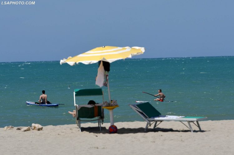 Problemet me tenderat i lënë pushuesit në mëshirën e mushkonjave