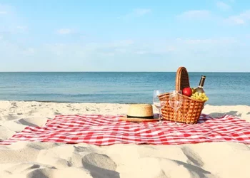 Ja ushqimet dhe pijet që nuk duhet të konsumoni në plazh