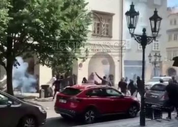 “Plas” keq në Pragë, tifozët e Fiorentinës dhe West-Ham përleshen rrugëve të qytetit