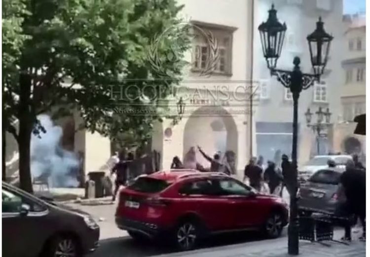 “Plas” keq në Pragë, tifozët e Fiorentinës dhe West-Ham përleshen rrugëve të qytetit