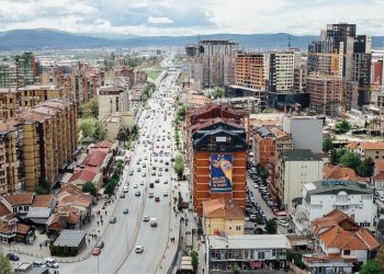 Çmendet shqiptarja, tenton të hedhë nga ballkoni djalin e saj 6-vjeçar