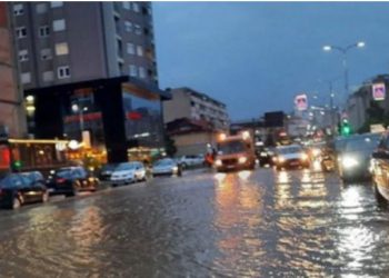 Përmbytet Prishtina, uji vërshon nëpër rrugë