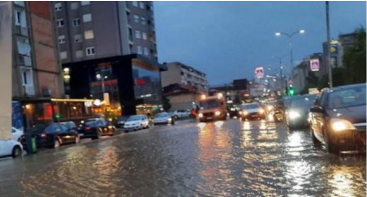 Përmbytet Prishtina, uji vërshon nëpër rrugë