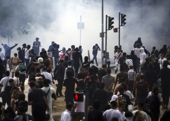 Nuk ka paqe në Francë, vazhdojnë përleshjet mes qytetarëve dhe policisë