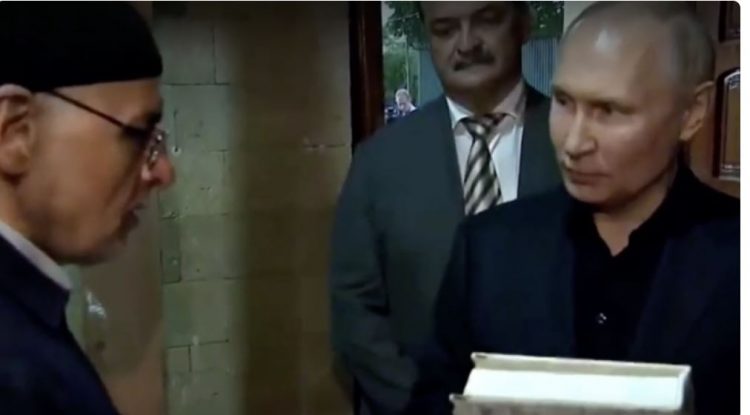 Putin mbron myslimanët: Kurani, libër i shenjtë