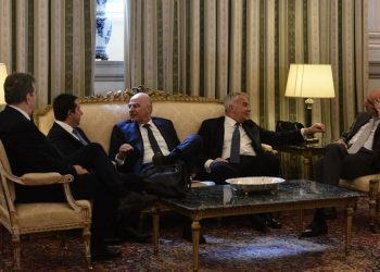 Betohet qeveria greke mes buzëqeshjesh e përqafimesh (FOTO)