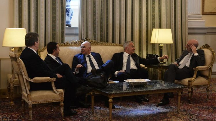 Betohet qeveria greke mes buzëqeshjesh e përqafimesh (FOTO)