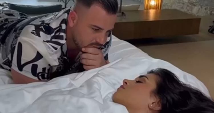 Të dy në një shtrat, Ronaldo Sharka magjepset nga bukuria e Jori Dellit