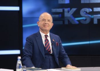 “I dhashë librin për qentë”, Sazan Guri tregon takimin me gruan që bëri videon me Safet Gjicin