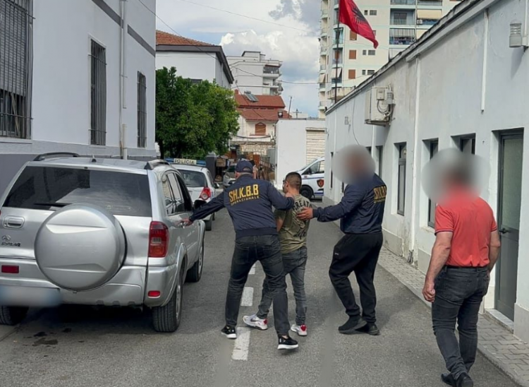 I morën një shtetaseje çeke 28 mijë euro, arrestohen dy policë të burgut të Peqinit/ Detajet