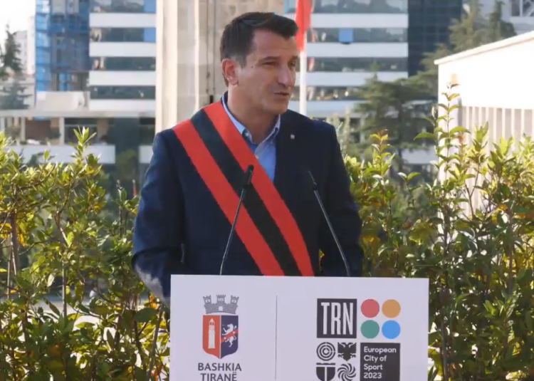 VIDEO/ Veliaj bën betimin si kryebashkiak në tarracën e Bashkisë, shmang Këshillin Bashkiak