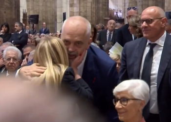 VIDEO/ Rama-Meloni, përqafime e ledhatime në ceremoninë mortore për Berlusconin