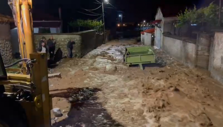 Situatë e rënduar nga përmbytjet, përrenjtë dalin nga shtrati