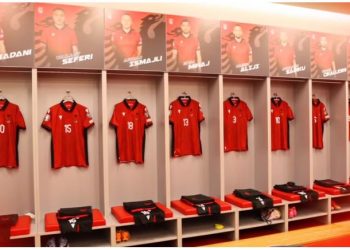 Shqipëri-Moldavi, dalin pamjet brenda dhomave të zhveshjes së lojtarëve (VIDEO)