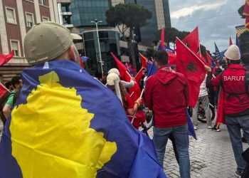 FOTO/ Këngëtarja e njohur nga Kosova proteston poshtë zyrës së Edi Ramës