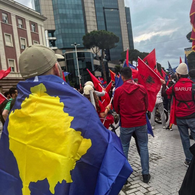 FOTO/ Këngëtarja e njohur nga Kosova proteston poshtë zyrës së Edi Ramës