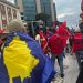 FOTO/ Këngëtarja e njohur nga Kosova proteston poshtë zyrës së Edi Ramës