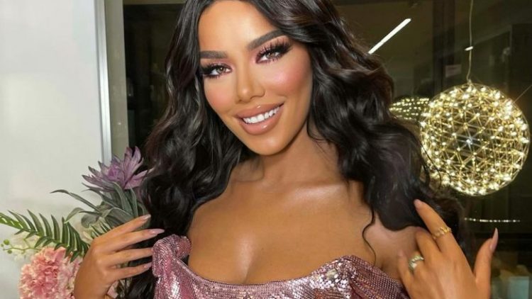 Tayna publikon foto provokuese në bikini nga Spanja