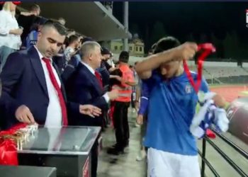 Zhgënjim i madh te Tirana, lojtarët refuzojnë medaljet (VIDEO)