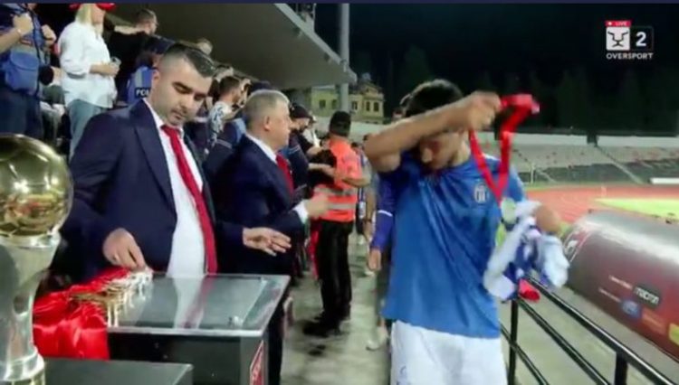 Zhgënjim i madh te Tirana, lojtarët refuzojnë medaljet (VIDEO)