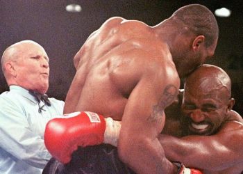 Shkaktoi polemika të zjarrta/ Si sot 26 vjet më parë, Tyson kafshoi veshin e Holyfield