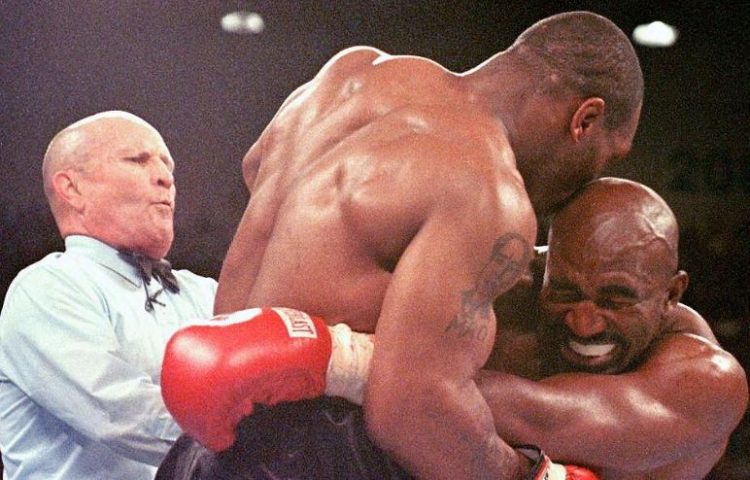 Shkaktoi polemika të zjarrta/ Si sot 26 vjet më parë, Tyson kafshoi veshin e Holyfield