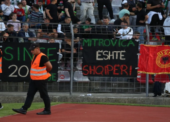 “Mitrovica është Shqipëri”/ Flamuri i UÇK-së në ndeshjen Tirana-Egnatia