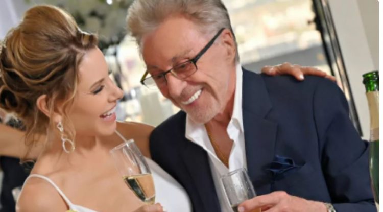 Këngëtari 89-vjeçar martohet me partneren 29 vjet më të re