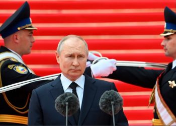 Putin thotë se ushtria shpëtoi Rusinë nga një luftë civile