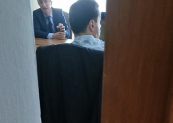 Basha shtrëngon duart me “armiqtë e rinj, privatisht me Sulën dhe Korreshin