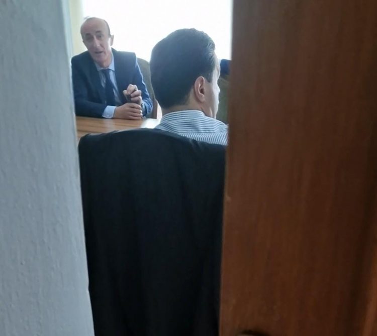 Basha shtrëngon duart me “armiqtë e rinj, privatisht me Sulën dhe Korreshin