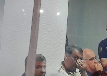 Me sytë nga kamera, del FOTOJA Vangjush Dakos brenda kafazit