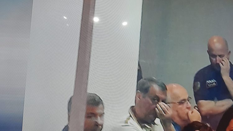 Me sytë nga kamera, del FOTOJA Vangjush Dakos brenda kafazit