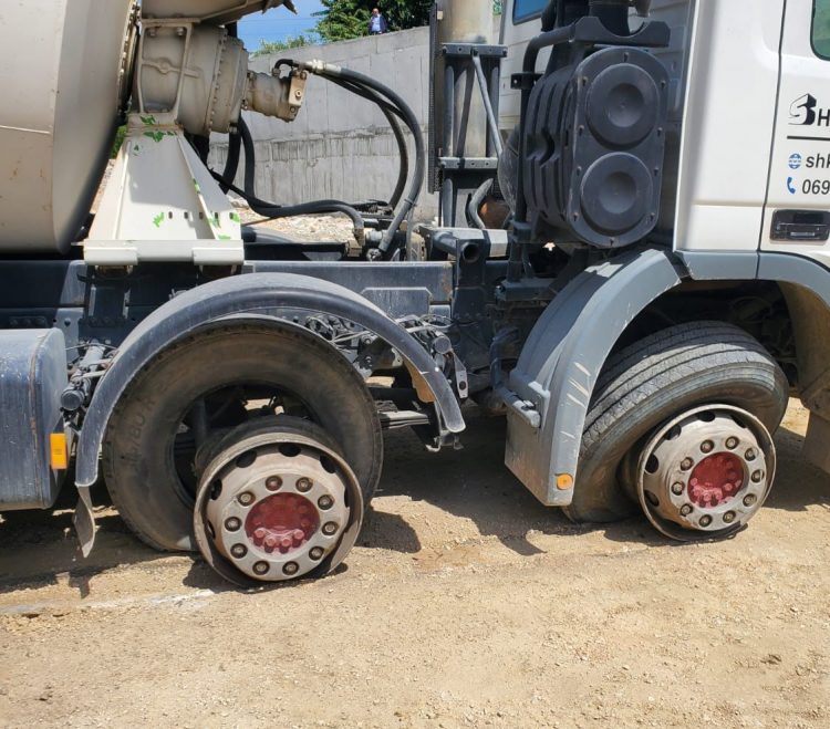 Prag tragjedie/ Shkëputet shtylla e tensionit të lartë në Fresk, korenti çan gomat e betonieres në lëvizje