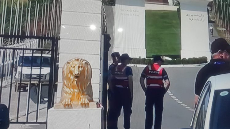 Dyshohet për 36 të plagosur/ “Luftë” mes policisë dhe muxhahedinëve në Manzë