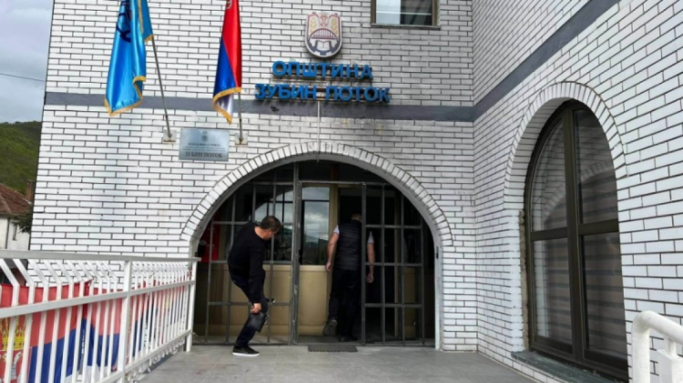 Serbët në Kosovë mohojnë kryetarët, por nuk refuzojnë shërbimet komunale