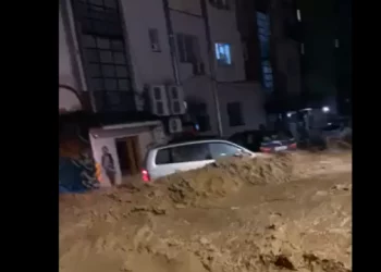 Gjendje e jashtëzakonshme në Pejë/ Përmbyten rrugët, nëna dhe djali 5-vjeçar humbin jetën