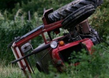 Ngjarja e rëndë në Peqin/ E zë zetori poshtë, humb jetën 20-vjeçari duke punuar tokën