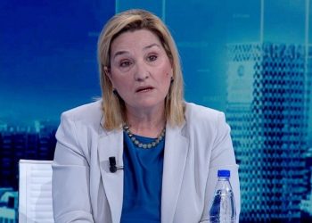 “Kur ju bënit pallate unë shkruaja libra”, Açka reagon ndaj kritikëve: Burrecë, kërkojini Berishës të tërhiqet