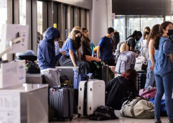 Kaos me vonesat e fluturimeve, pasagjerët flenë në tavolinat e aeroportit