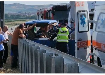 Aksident në Fier-Lushnjë, kamioni përplaset me mjet transporti