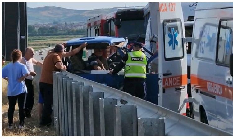 Aksident në Fier-Lushnjë, kamioni përplaset me mjet transporti