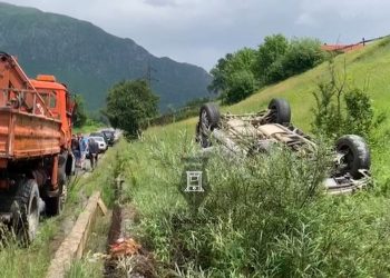 Përmbyset makina në Bulqizë, lëndohen nënë dhe bir