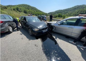 Aksident në Fier, dy makina  përplasen kokë më kokë