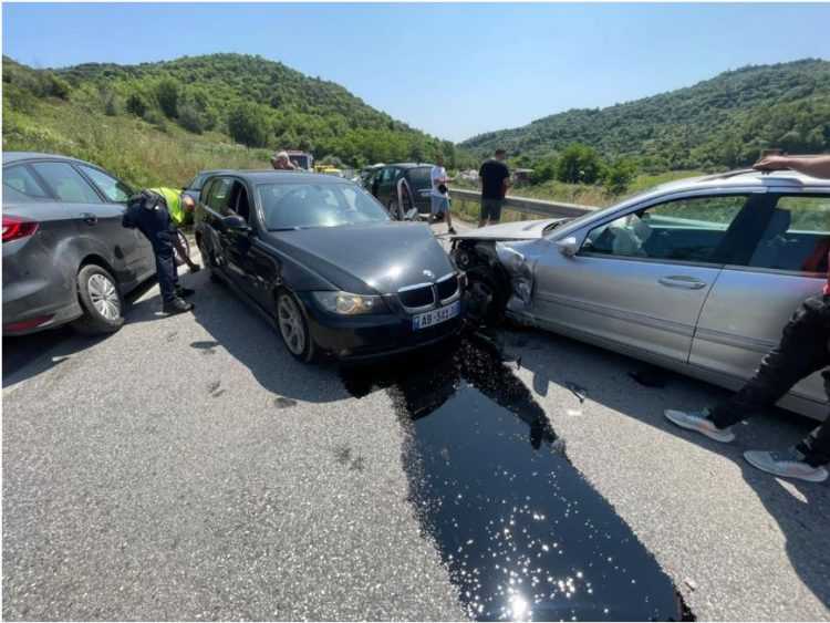 Aksident në Fier, dy makina  përplasen kokë më kokë