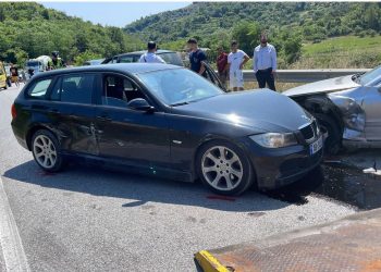 Aksident në Fier, dy makina  përplasen kokë më kokë
