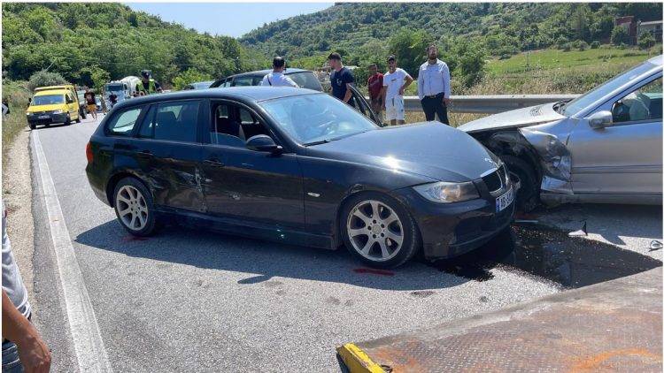 Aksident në Fier, dy makina  përplasen kokë më kokë