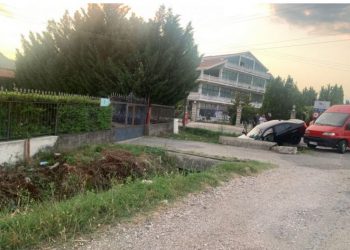 Makina përfundon në kanal te Kthesa e Rinasit