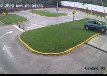 Testi në makinë përfundon si mos më keq, shikoni ç’bën kjo grua (VIDEO)