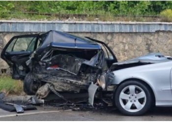 Aksident në Tiranë-Elbasan, makina del nga rruga